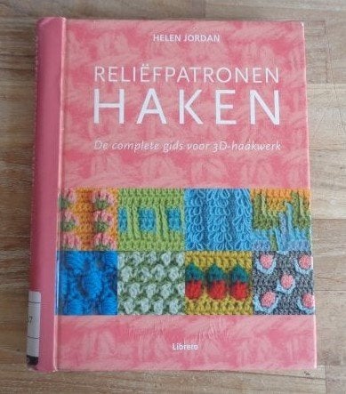 Reliëfpatronen haken - Helen Jordan - haakboek, haaksteken, Hobby en Vrije tijd, Breien en Haken, Verzenden, Zo goed als nieuw
