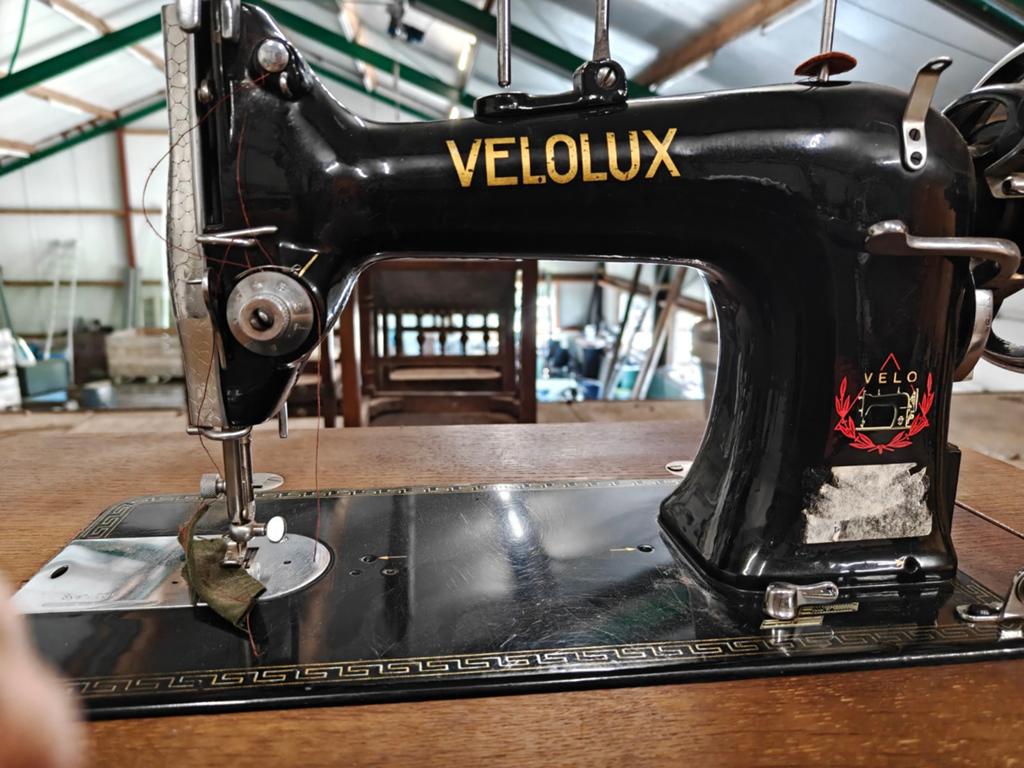 Velolux Naaimachine in Originele Kast met Trapmechanisme, Antiek en Kunst, Ophalen
