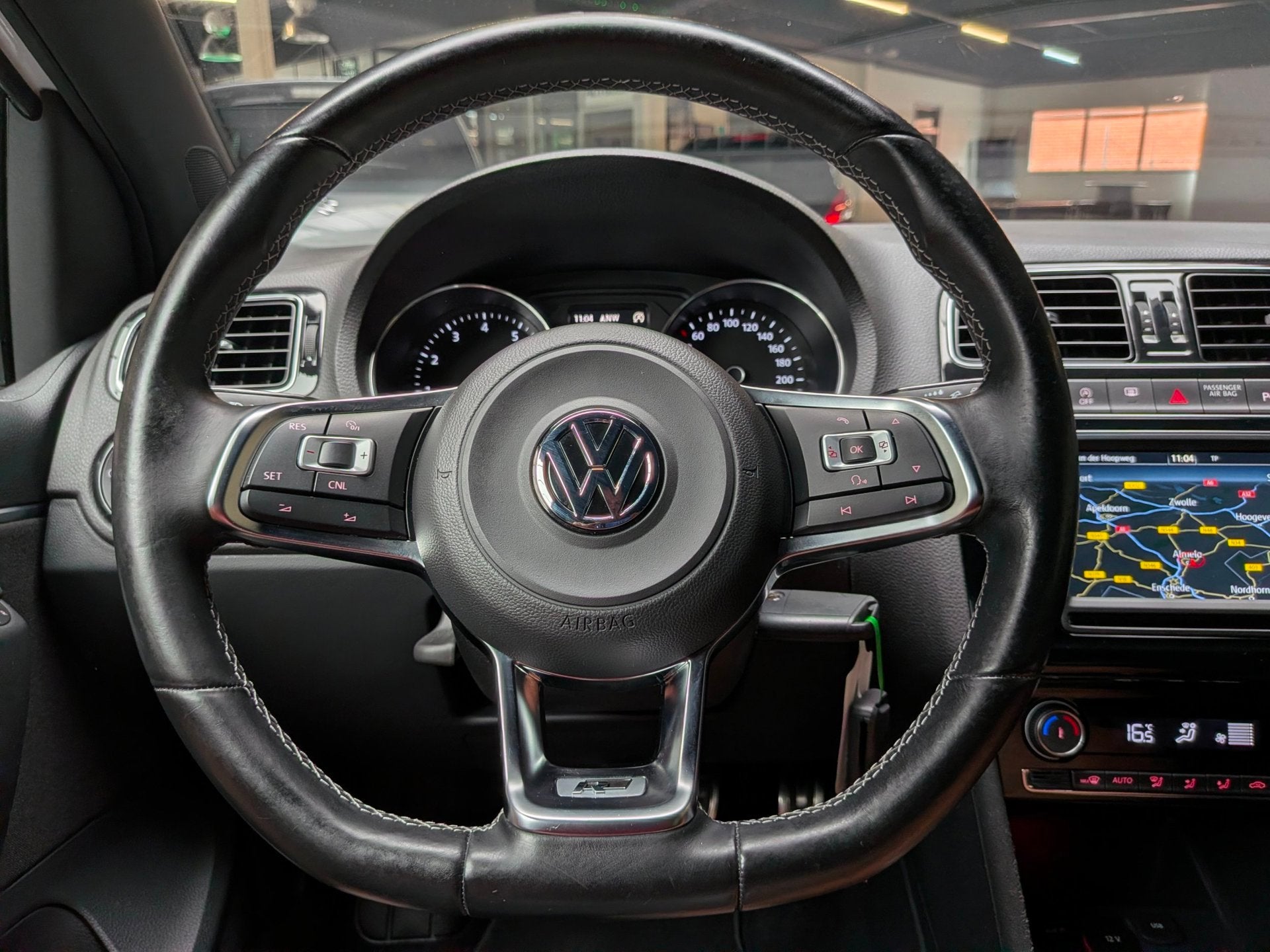 Volkswagen Polo 1.2 TSI 3X R-Line|110PK 6-Bak|LED|Bomvol, Gebruikt, Alcantara, Wit, Automatische klimaatregeling
