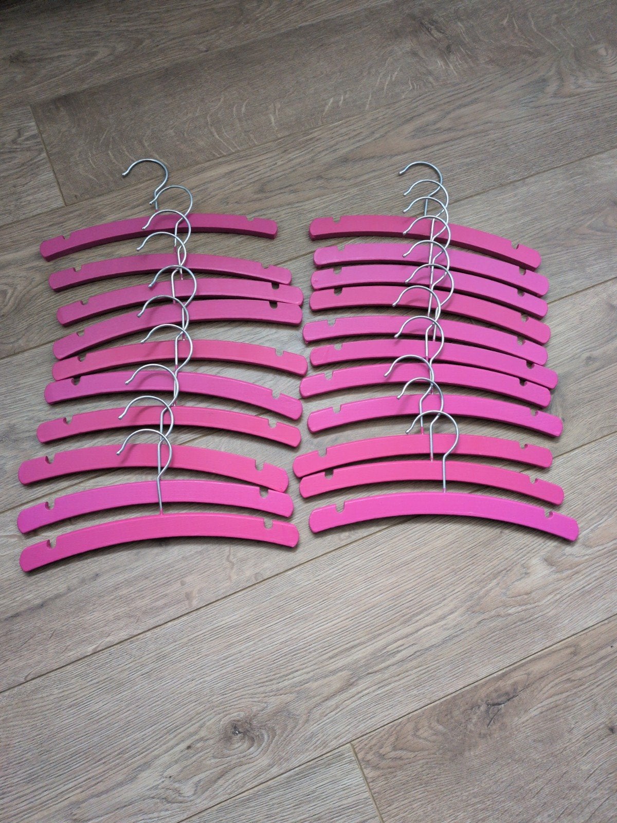 21 roze houten baby/kinder kledinghangers, Ophalen of Verzenden, Gebruikt, Hout, Kinderen