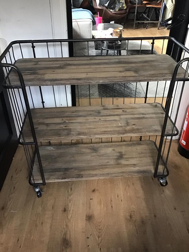 Industrieel decoratie rekje met 3 planken op wieltjes, Ophalen of Verzenden, Gebruikt