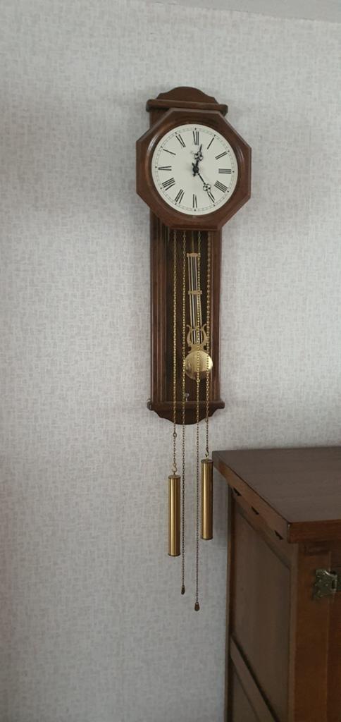 Antieke wandklok met slinger en gewichten, Ophalen