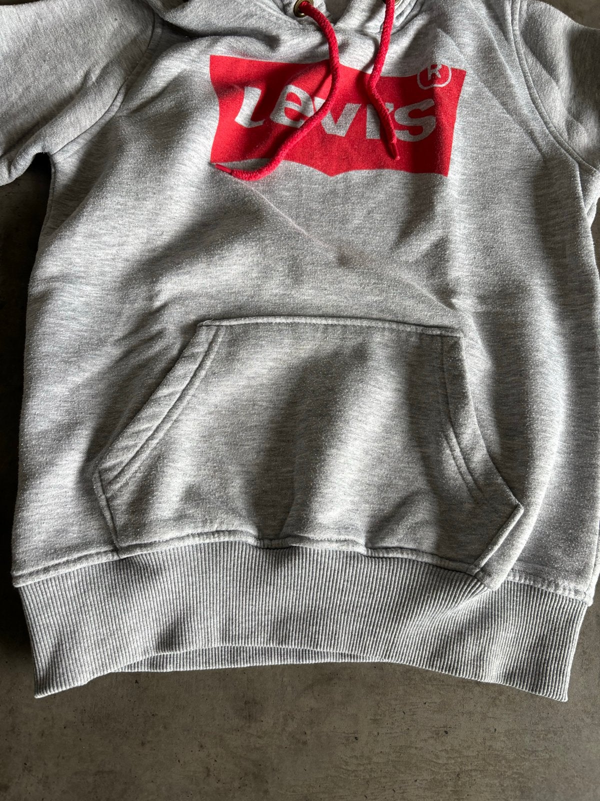 Levi's Hoodie Grijs met Rood Logo - Maat M, Kinderen en Baby's, Kinderkleding | Maat 170, Ophalen of Verzenden, Zo goed als nieuw