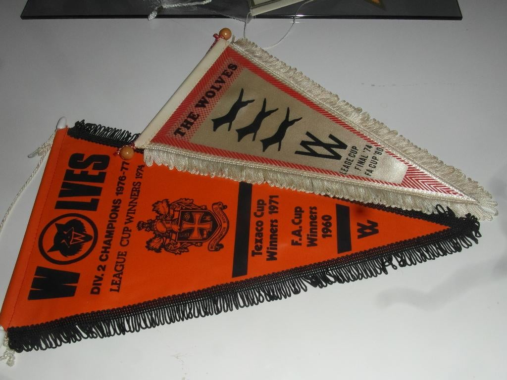 voetbal vaantjes 2 x wolverhampton wanderers 70s wolves, Ophalen of Verzenden, Gebruikt, Buitenlandse clubs, Vaantje of Sjaal