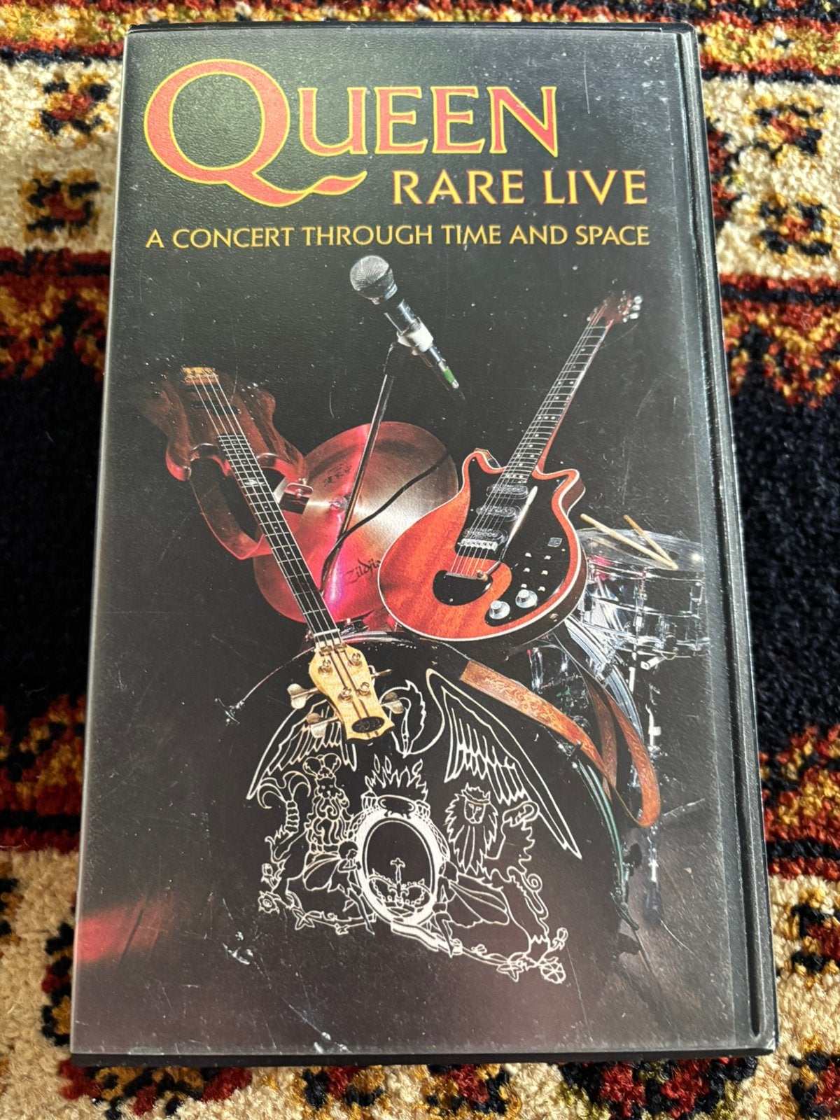 VHS: Queen - Rare live, a concert through time and Space ), Alle leeftijden, Ophalen of Verzenden, Zo goed als nieuw, Overige genres