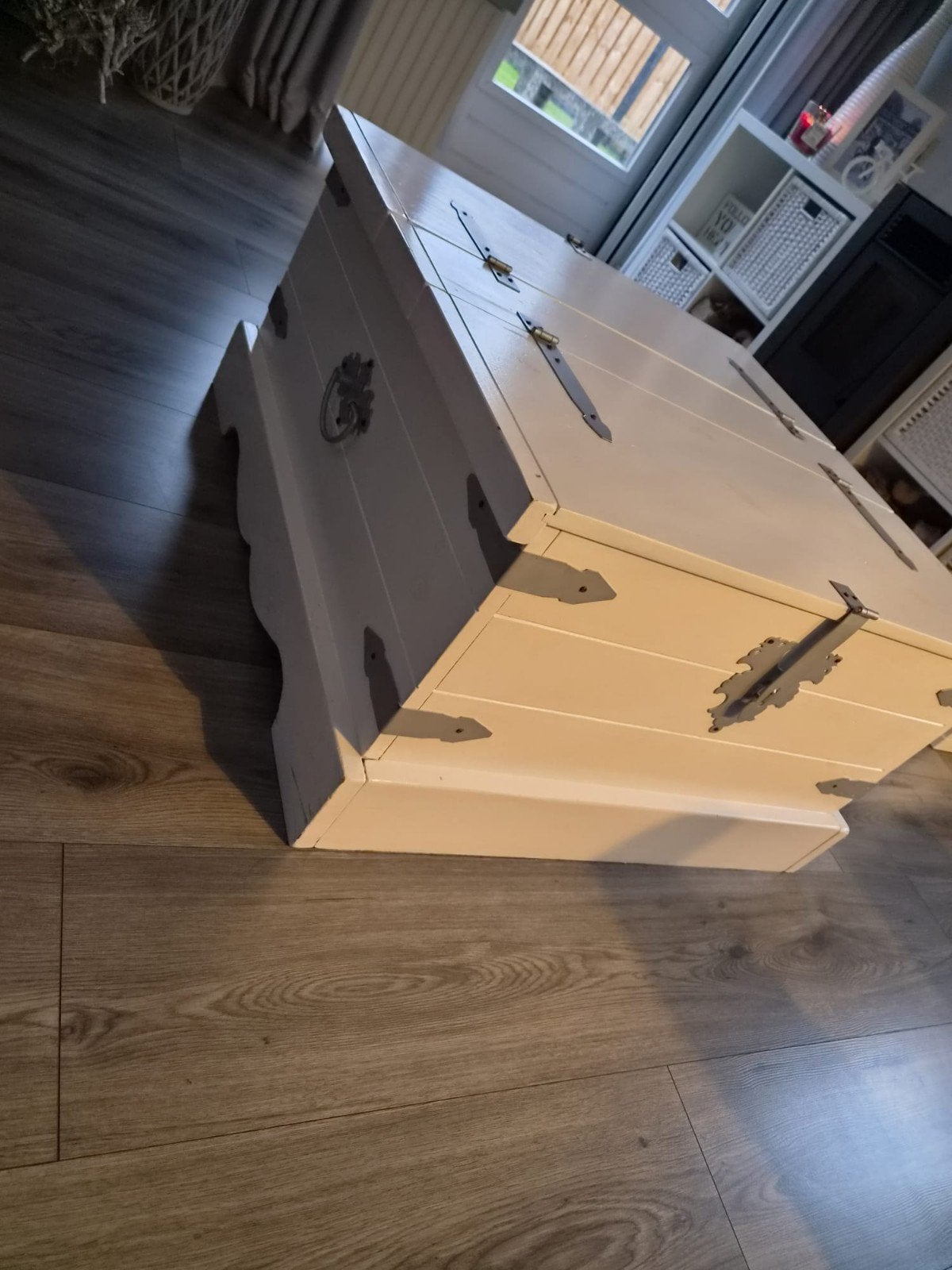 Witte houten kist/salontafel met metalen beslag, 50 – 75, Gebruikt, 75 tot 100 cm, Ophalen