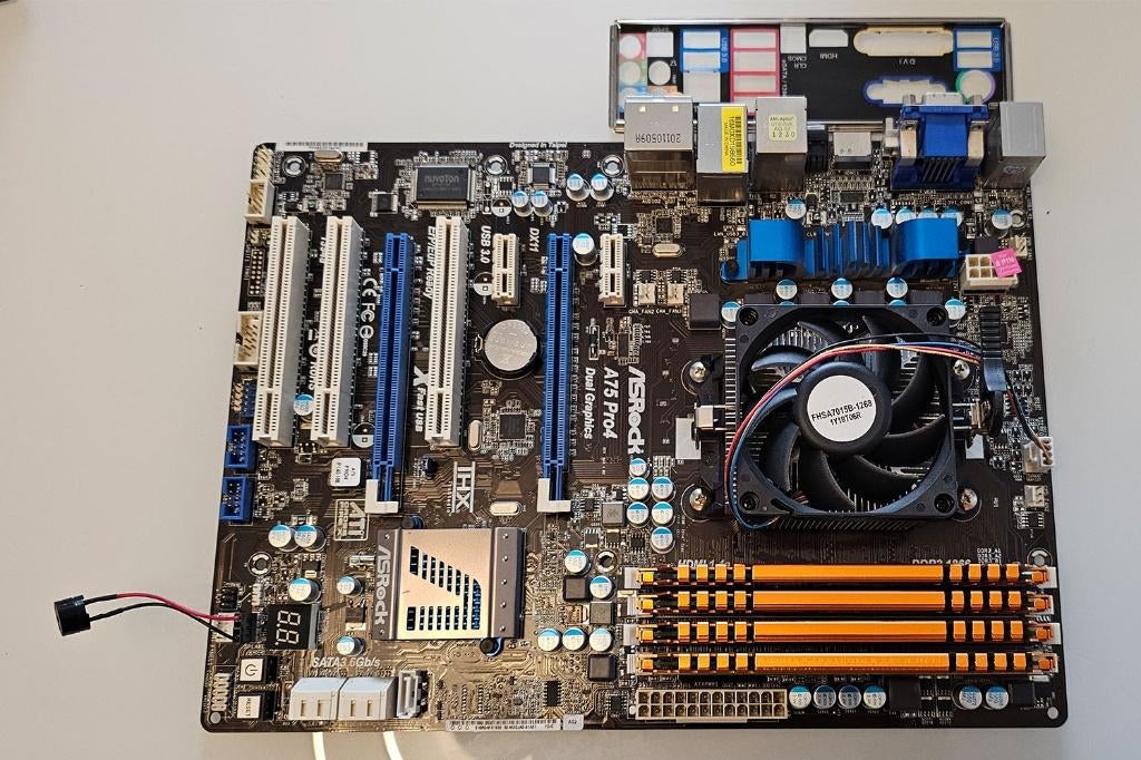 AsRock A75 Pro 4 (Mainboard + CPU + RAM), Gebruikt, Verzenden, DDR3, ATX