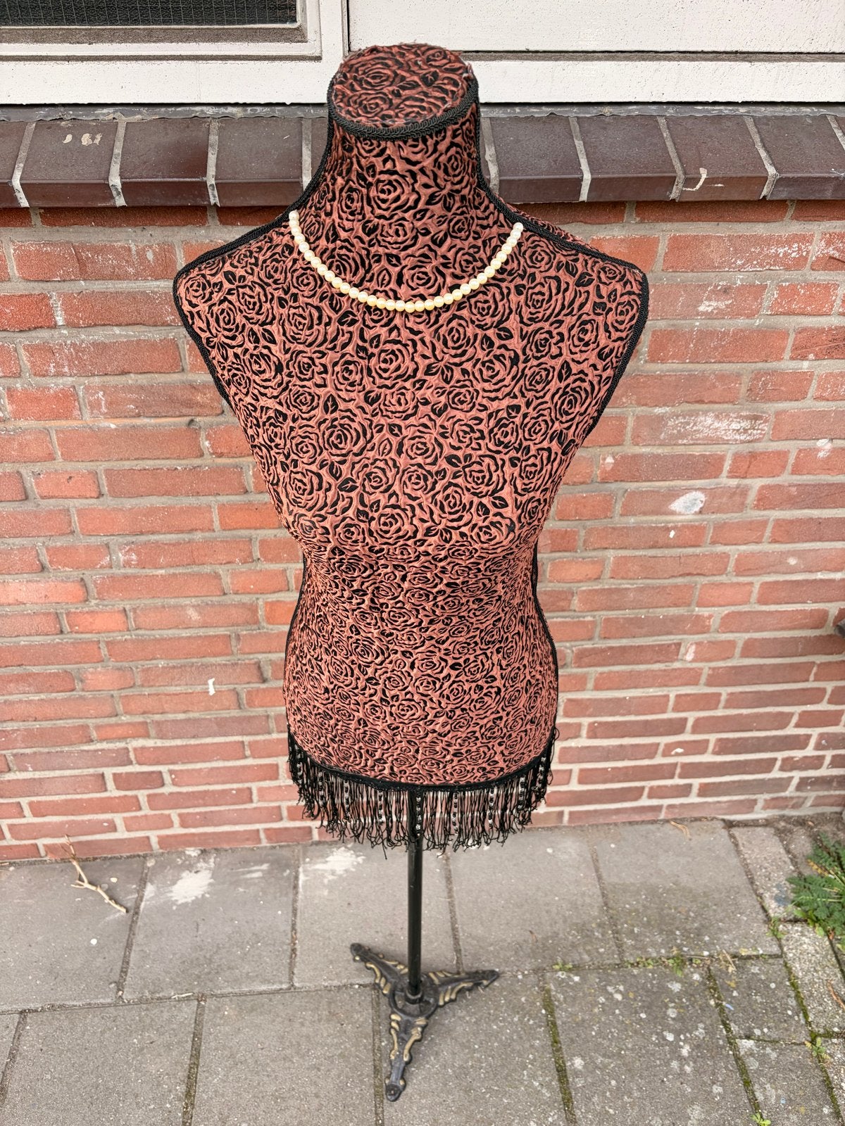 Decoratieve paspop met rozenpatroon en franjes, Ophalen, Gebruikt