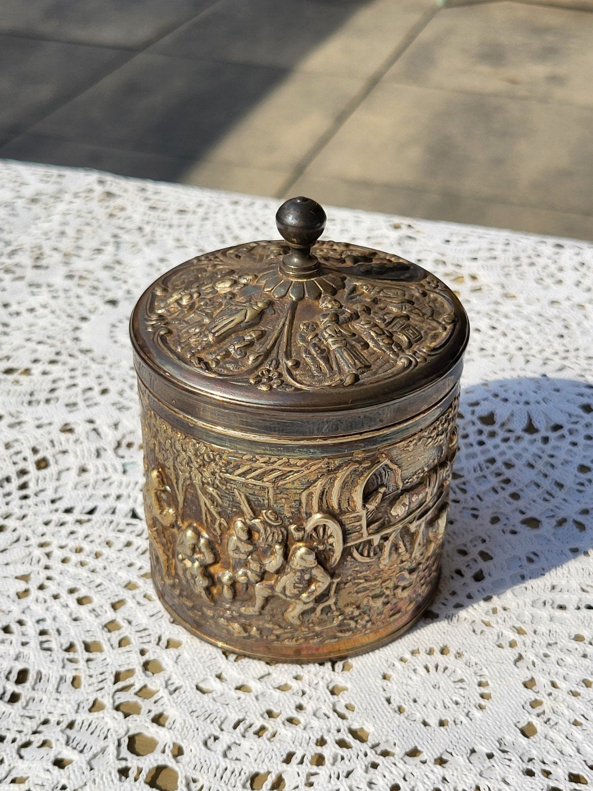 Verzilverde Douwe Egberts pot met reliëf, 11 cm hoog, Antiek en Kunst, Ophalen of Verzenden