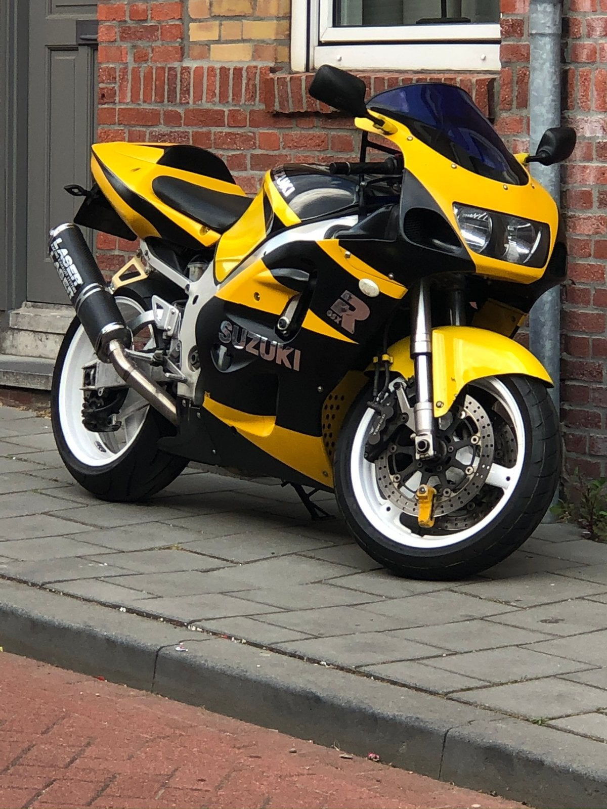 Suzuki GSX-R 750 SRAD black&yellow laser systeem, Sportuitlaat, 750 cc, Occasion, 4 cilinders