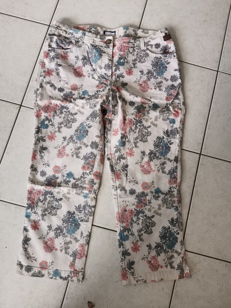 Witte bloemen broek maat 32, Overige kleuren, Ophalen of Verzenden, Zo goed als nieuw, Maat 34 (XS) of kleiner
