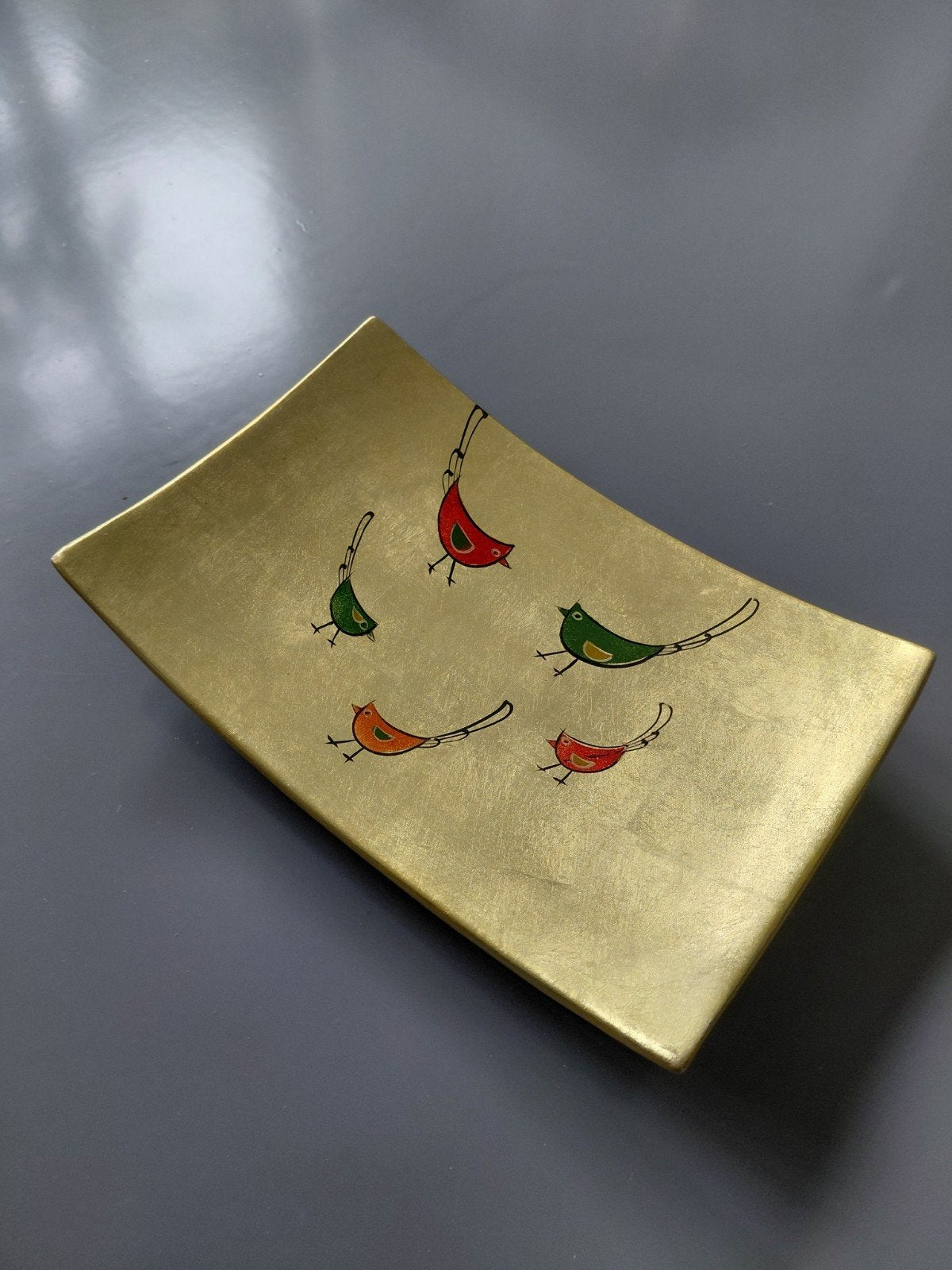 Gouden schaal met vrolijke vogeltjes, Huis en Inrichting, Overige materialen, Schaal, Ophalen of Verzenden, Zo goed als nieuw