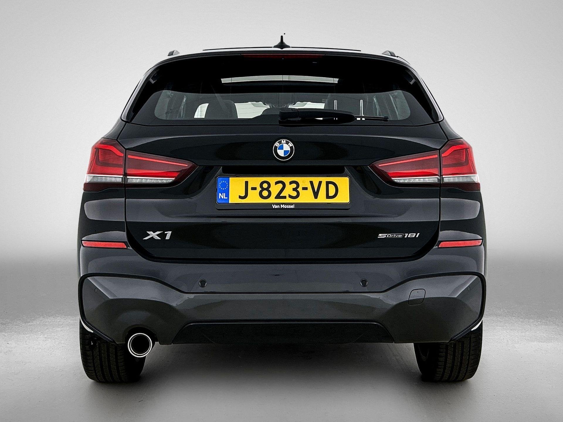 BMW X1 sDrive18i Executive Edition | PANORAMADAK | STOELVERW, Auto's, 12 maanden, Gebruikt, Automatische klimaatregeling, Alcantara