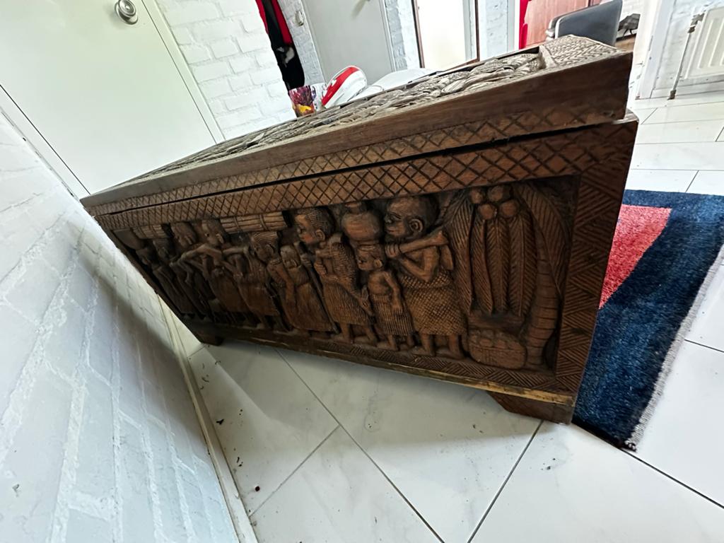 Antieke handgesneden kist met Afrikaanse taferelen, Ophalen of Verzenden