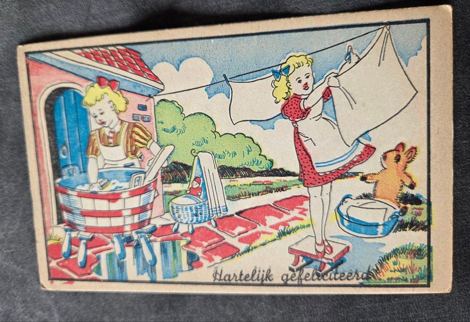 Vintage Ansichtkaart: Meisjes Wassen en Drogen de Was, Verzenden, 1940 tot 1960, Gelopen, Kinderen