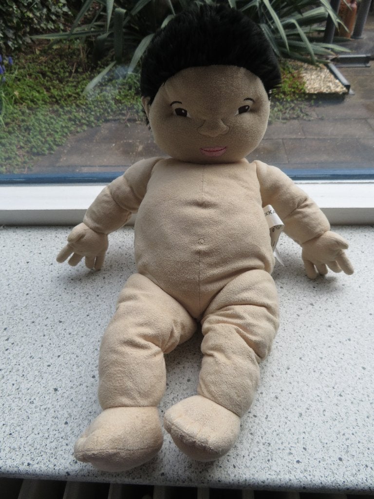 Babypop pop van IKEA Aziatisch meet ca 45 cm Lekkamrat, IKEA, Overige typen, Ophalen of Verzenden, Zo goed als nieuw