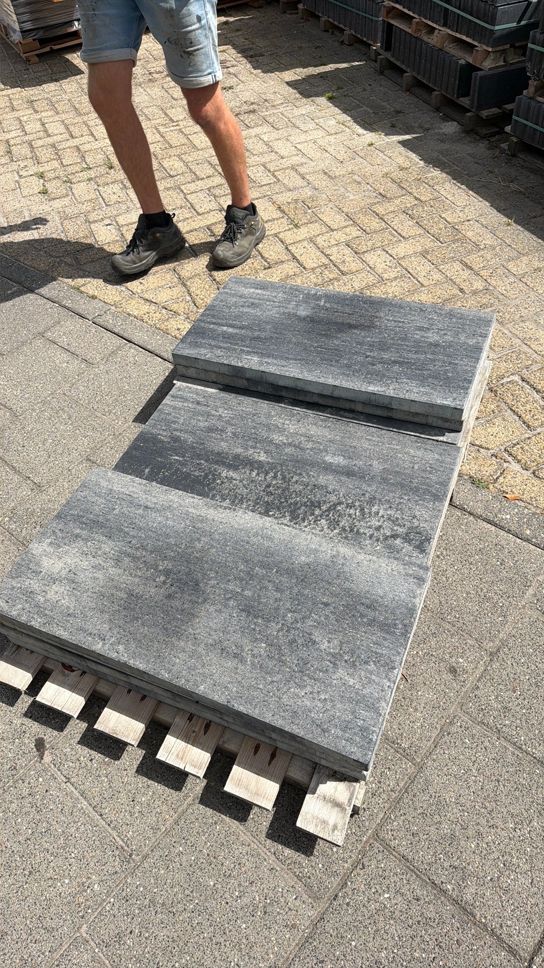 Restpartij 10 tegels 40x80x4cm grijs zwart, Ophalen, Zo goed als nieuw, Beton, Terrastegels