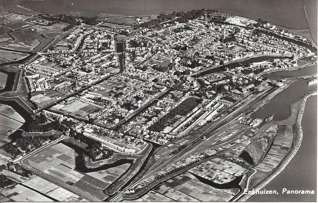 Enkhuizen (N.H.) Panorama, KLM Foto, 1961, Ophalen of Verzenden, 1960 tot 1980, Ongelopen, Noord-Holland