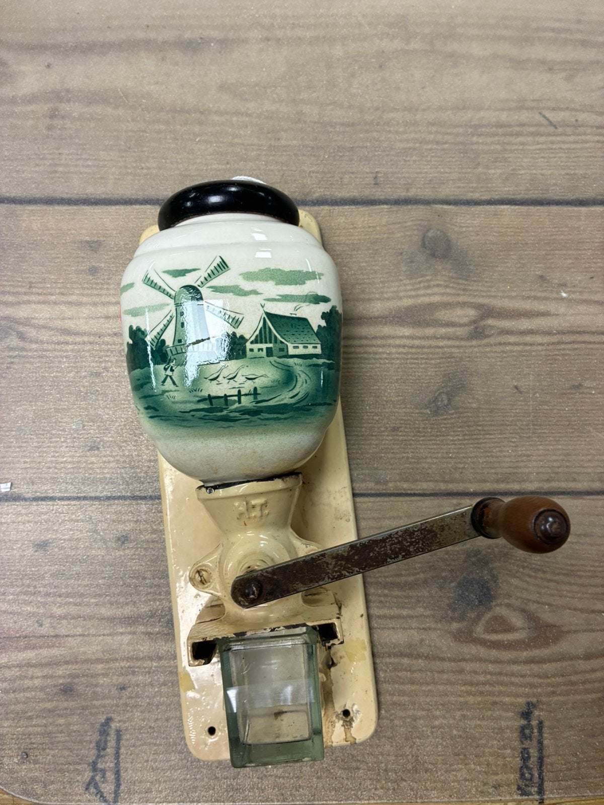 Antieke wandkoffiemolen met Delfts groen decor, Antiek en Kunst, Antiek | Keukenbenodigdheden, Ophalen of Verzenden