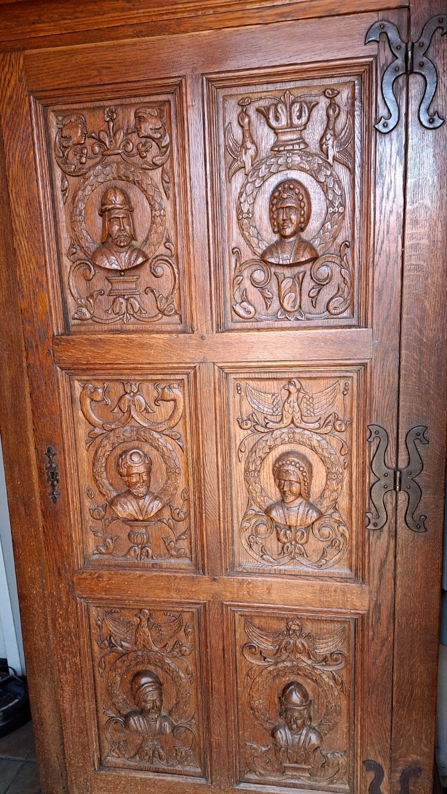 Antieke Mechelse koppen Kast met Gedetailleerd Snijwerk, Ophalen of Verzenden