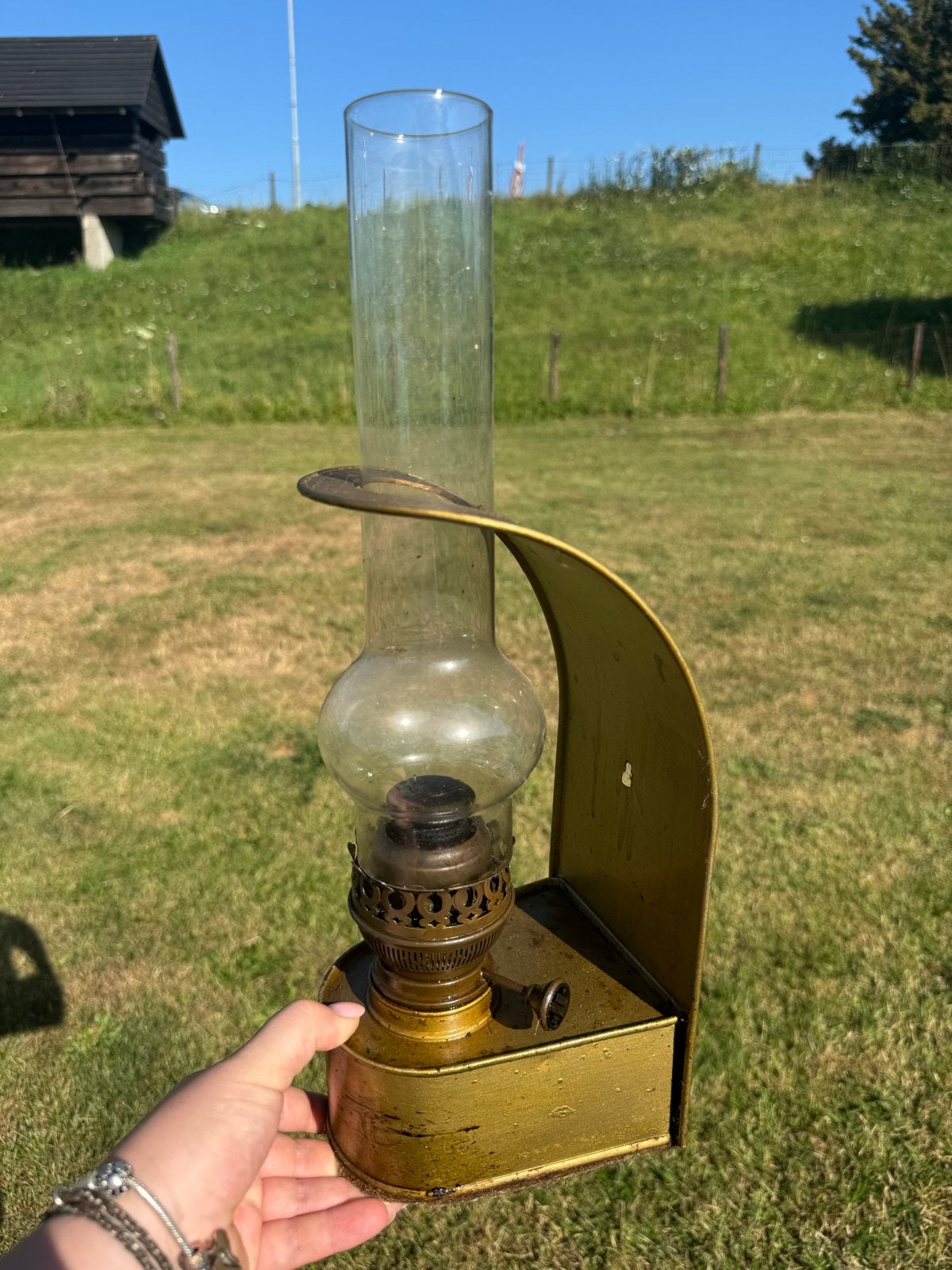 Antieke wand-petroleumlamp met originele glazen schoorsteen, Ophalen of Verzenden