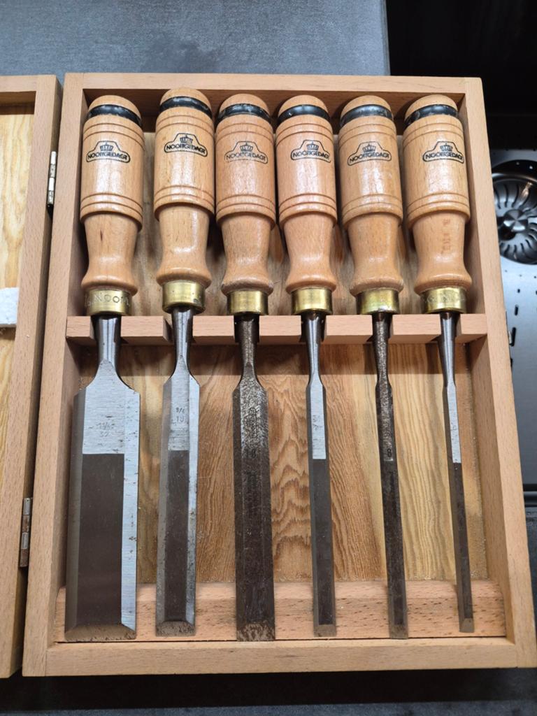 Houtbeitels set in houten kist Nooitgedagt, Doe-het-zelf en Verbouw, Gereedschap | Handgereedschap, Ophalen of Verzenden, Gebruikt