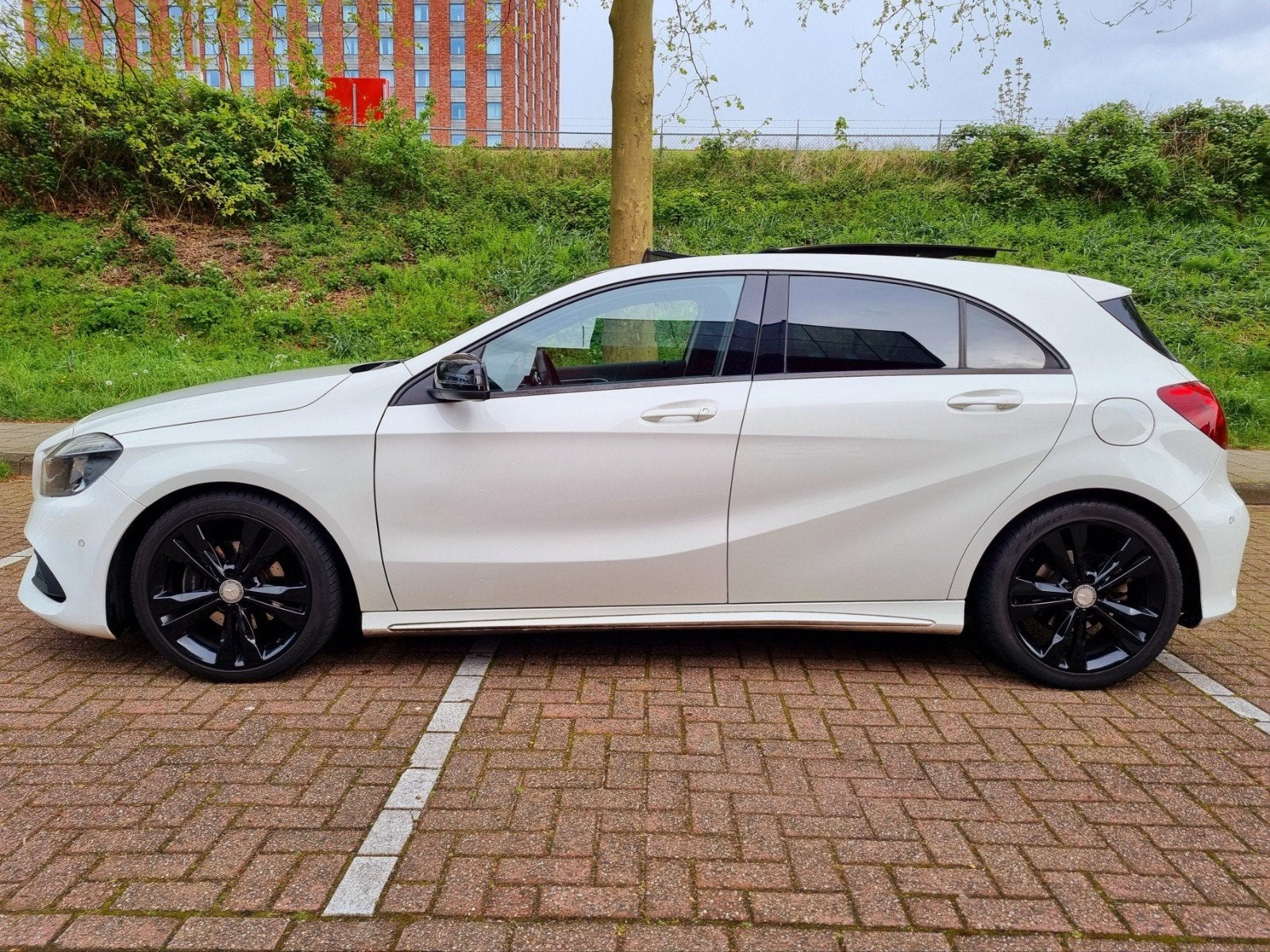 Mercedes-Benz A-Klasse 1.6 A160 2016 Wit, Auto's, Voorwielaandrijving, Zwart, 4 cilinders, Adaptieve lichten