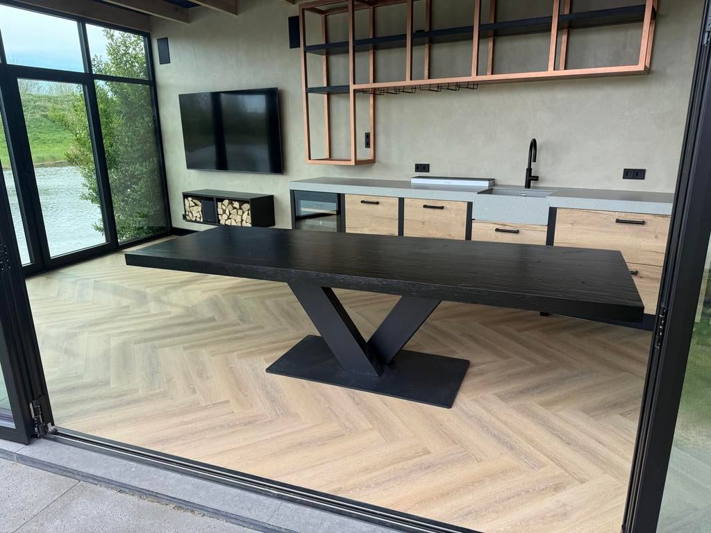 Robuuste Zwarte Eiken Boomstamtafel met Metalen Onderstel, Huis en Inrichting, Tafels | Eettafels, Ophalen, 100 tot 150 cm, Eikenhout