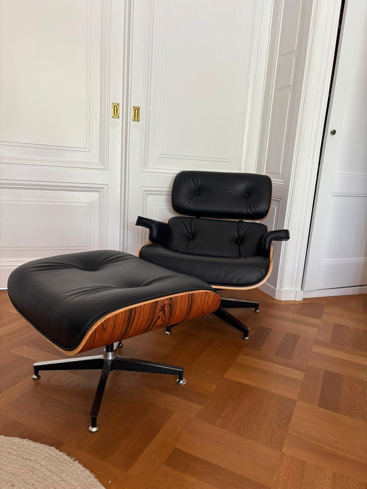 Lounge stoel met hocker, Ophalen, Zo goed als nieuw, Leer, 50 tot 75 cm