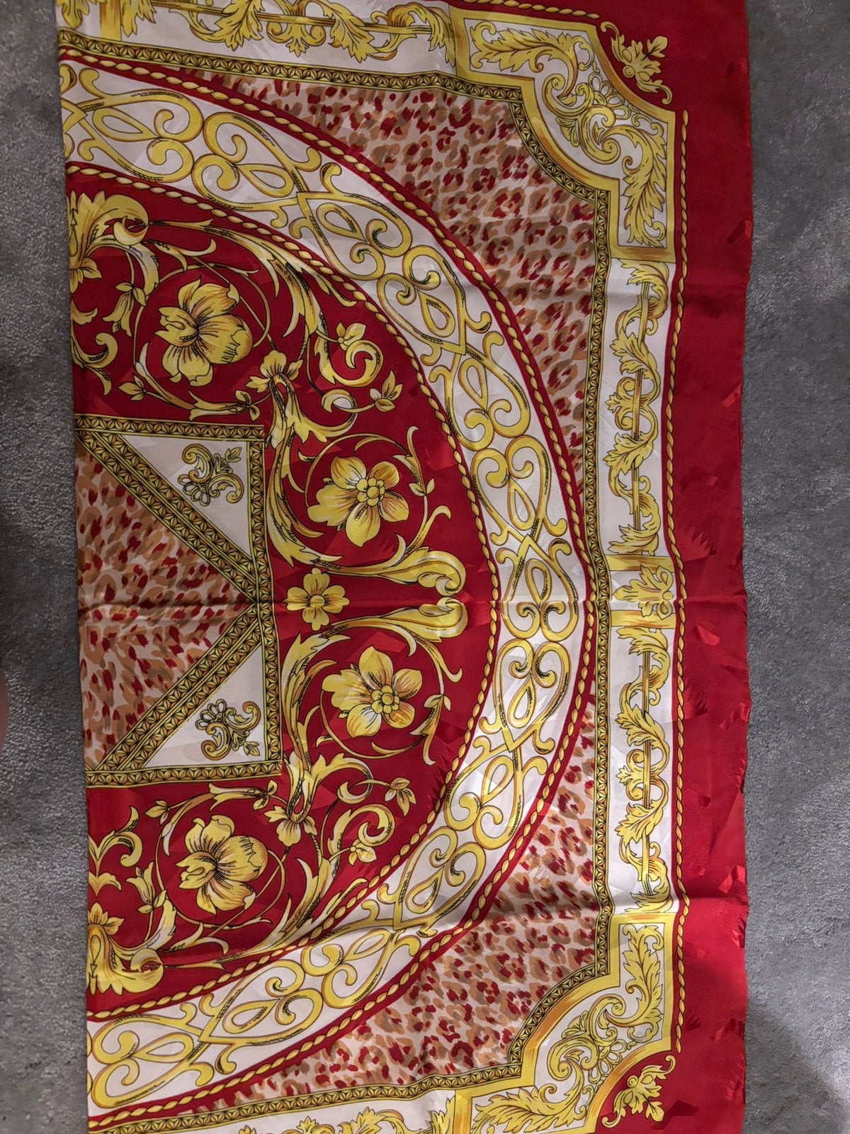 Prachtige vierkante barok sjaal 85x85 cm – Rood & Goud, Kleding | Dames, Ophalen of Verzenden, Zo goed als nieuw, Maat 46/48 (XL) of groter