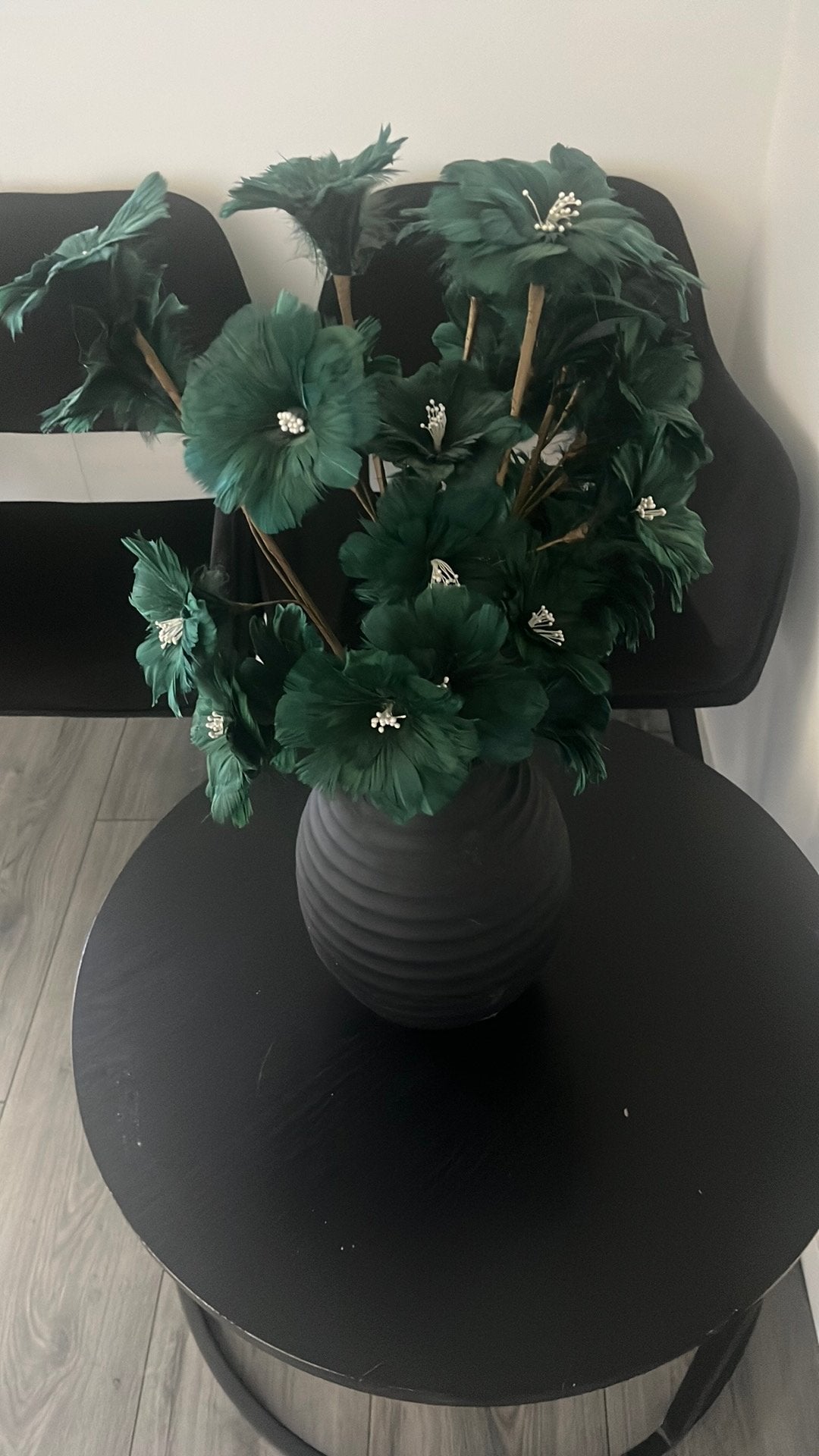 Zwarte vaas met groene nep bloemen, Huis en Inrichting, Ophalen of Verzenden, Zo goed als nieuw