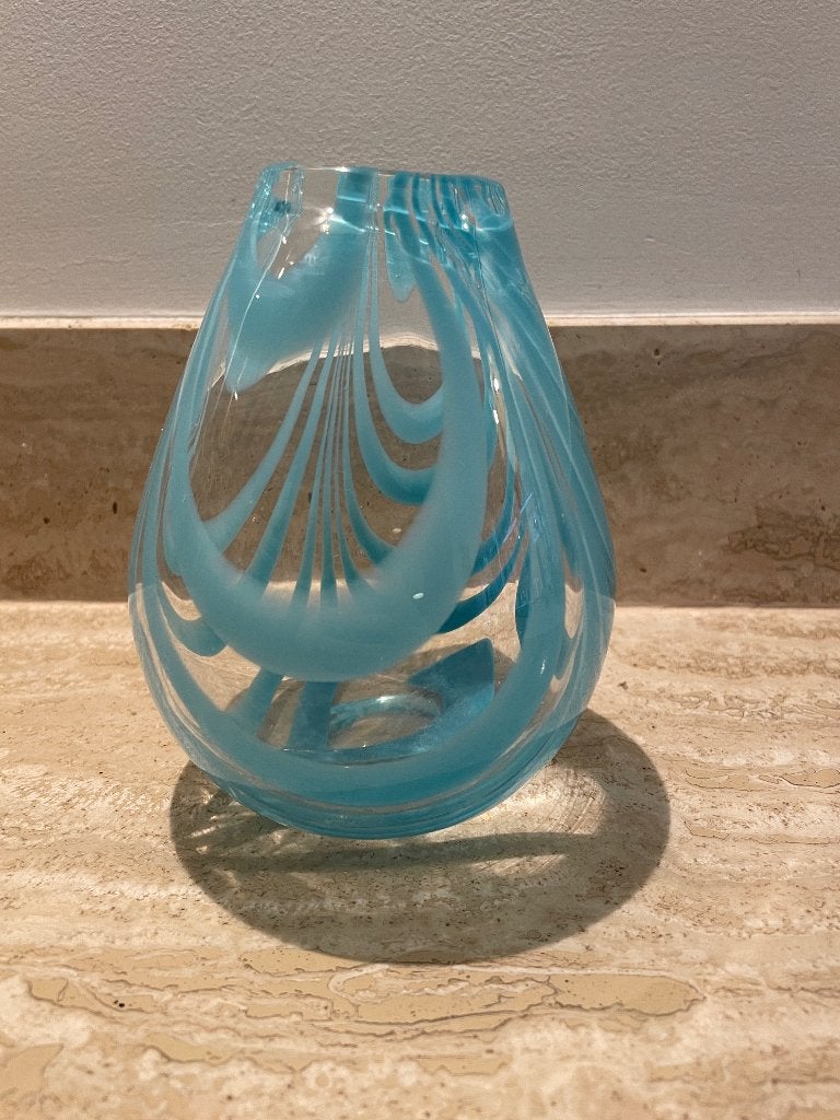 Assymetrisch vaasje met blauwe 'swirl', vintage, Huis en Inrichting, Woonaccessoires | Vazen, Blauw, Ophalen of Verzenden, Minder dan 50 cm