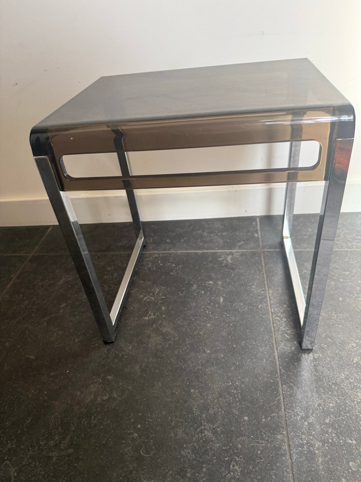Retro bijzettafel met kunststof blad en chromen onderstel, Minder dan 45 cm, Gebruikt, Vierkant, Ophalen of Verzenden