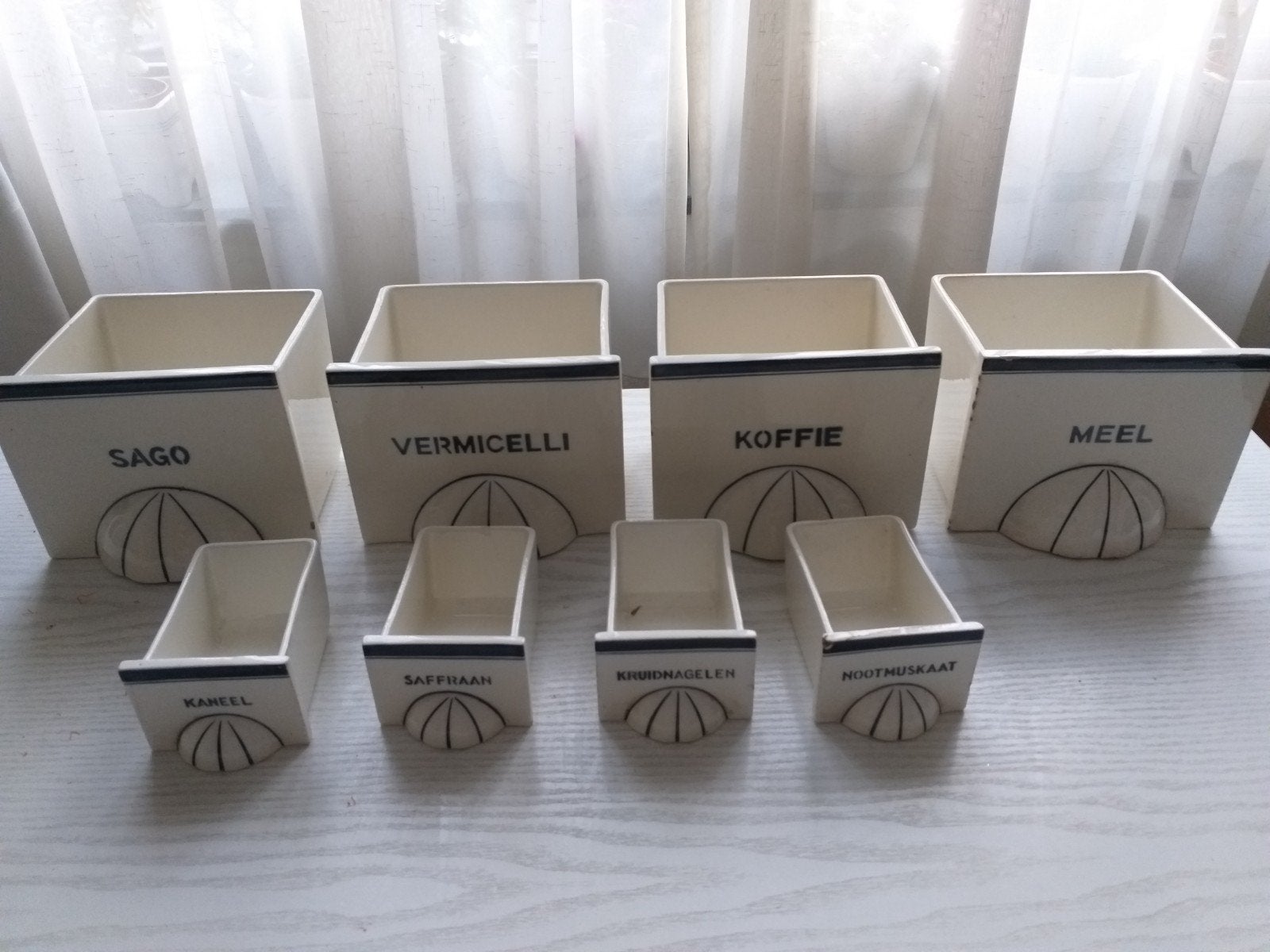 Antieke keramiek bakjes voor in Antieke Kruidenkast, Ophalen