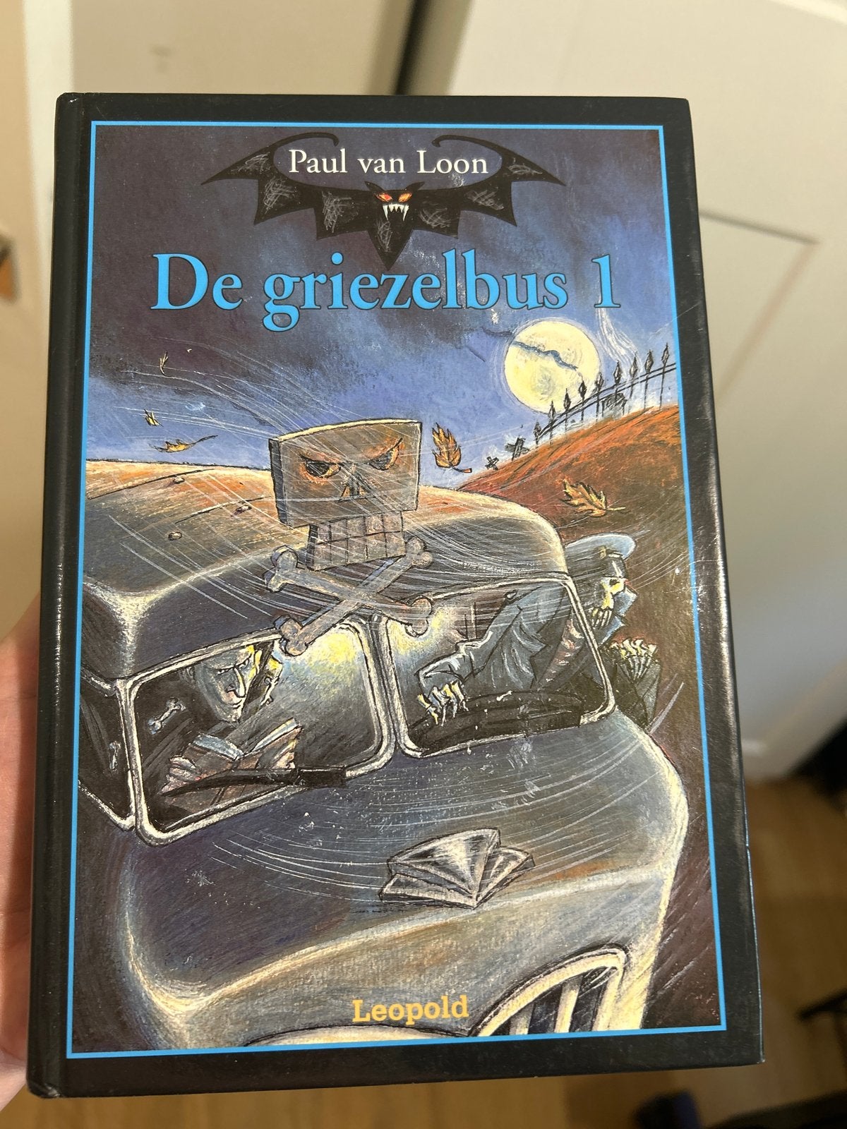 De griezelbus 1 - Paul van Loon, Ophalen of Verzenden, Zo goed als nieuw, Fictie algemeen