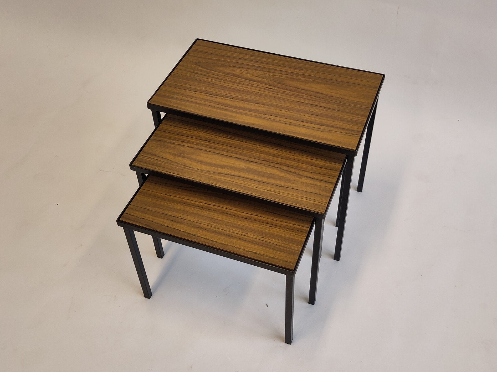 Vintage set tafeltjes miniset nesting tables metaal hout, Minder dan 45 cm, Minder dan 55 cm, Gebruikt, Metaal of Aluminium