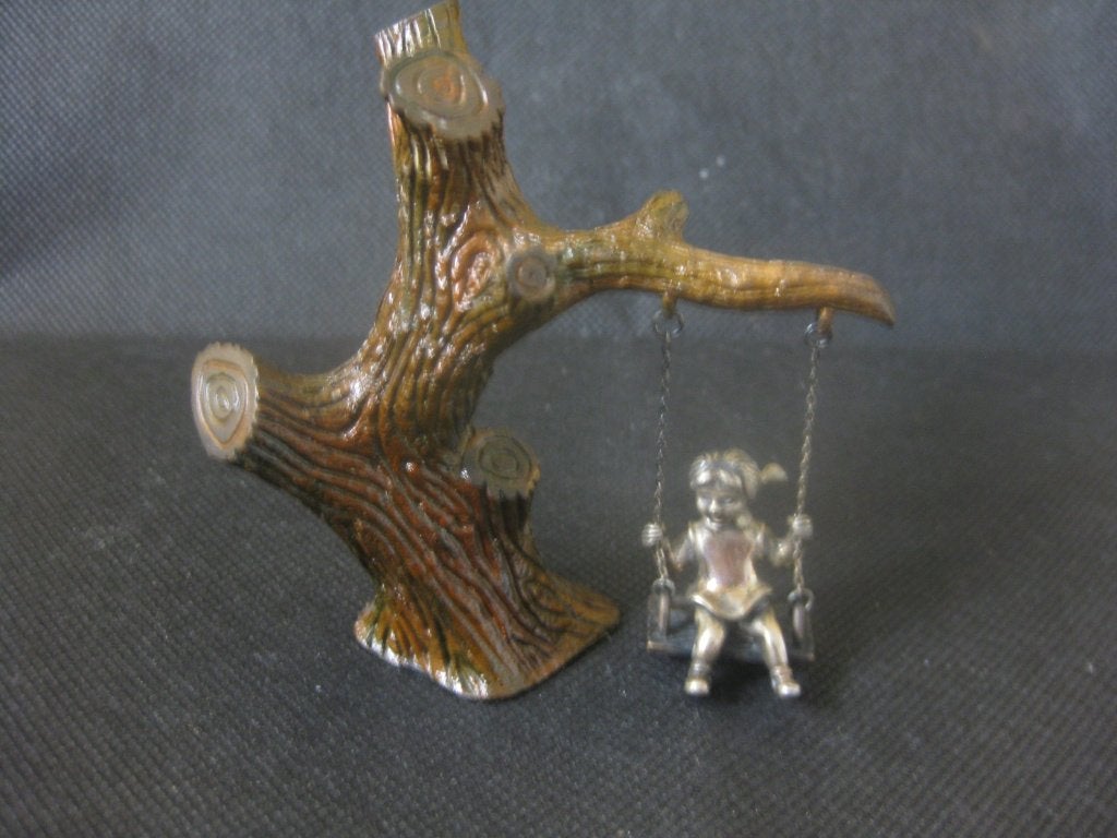 Zilveren miniatuur meisje op schommel aan bronzen boom, Ophalen of Verzenden, Zilver
