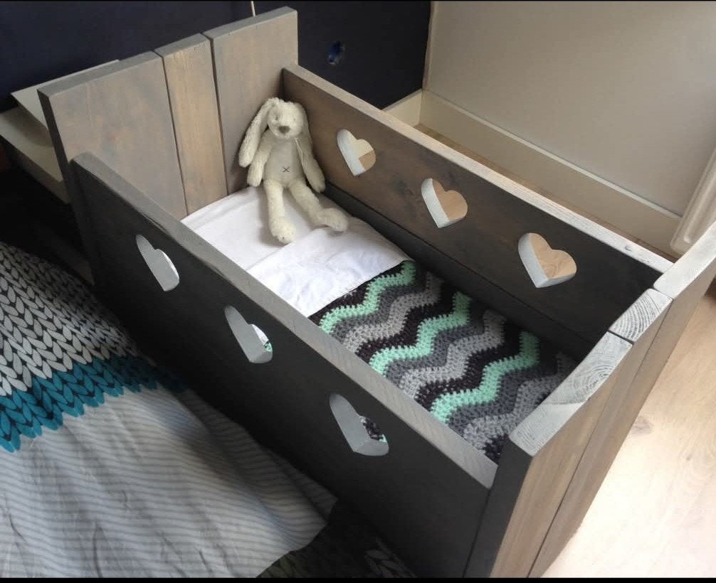Steigerhouten co-sleeper van atelier hemelsblauw, Kinderen en Baby's, Babywiegjes en Ledikanten, Ophalen, Gebruikt, Wieg