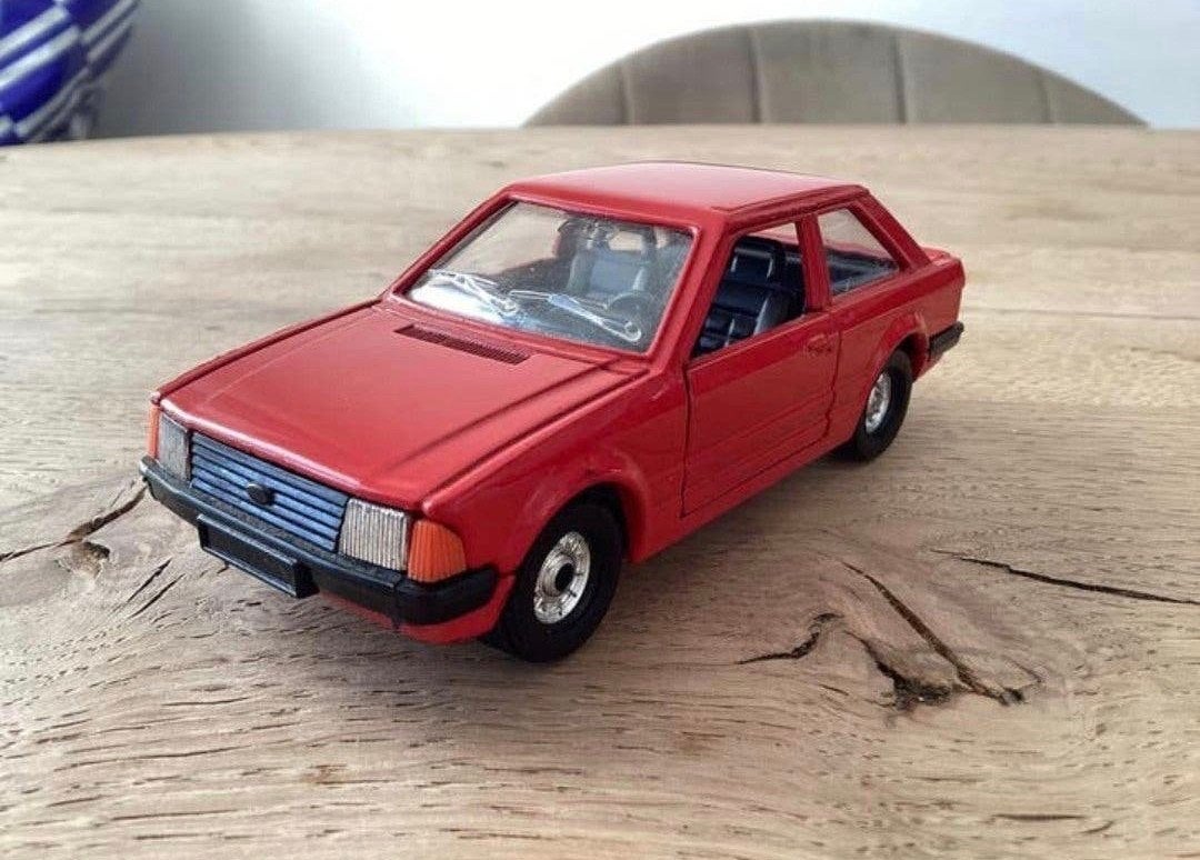 Corgi Ford Escort 1.3 GL 1:36 – jaren ’80, Hobby en Vrije tijd, Ophalen of Verzenden, Zo goed als nieuw, Auto, Corgi