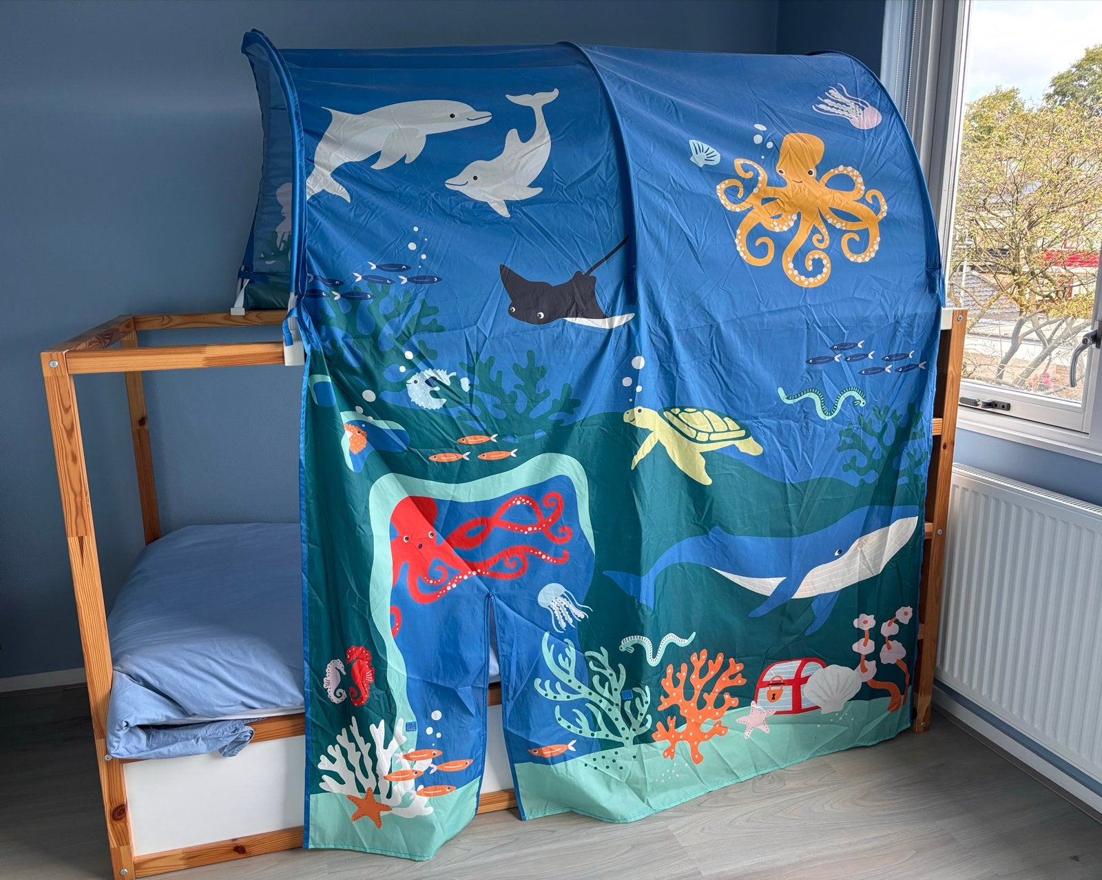 IKEA Kura bed met onderwaterwereld tent, Kinderen en Baby's, Ophalen, 70 tot 85 cm, Zo goed als nieuw, Hoogslaper of Stapelbed