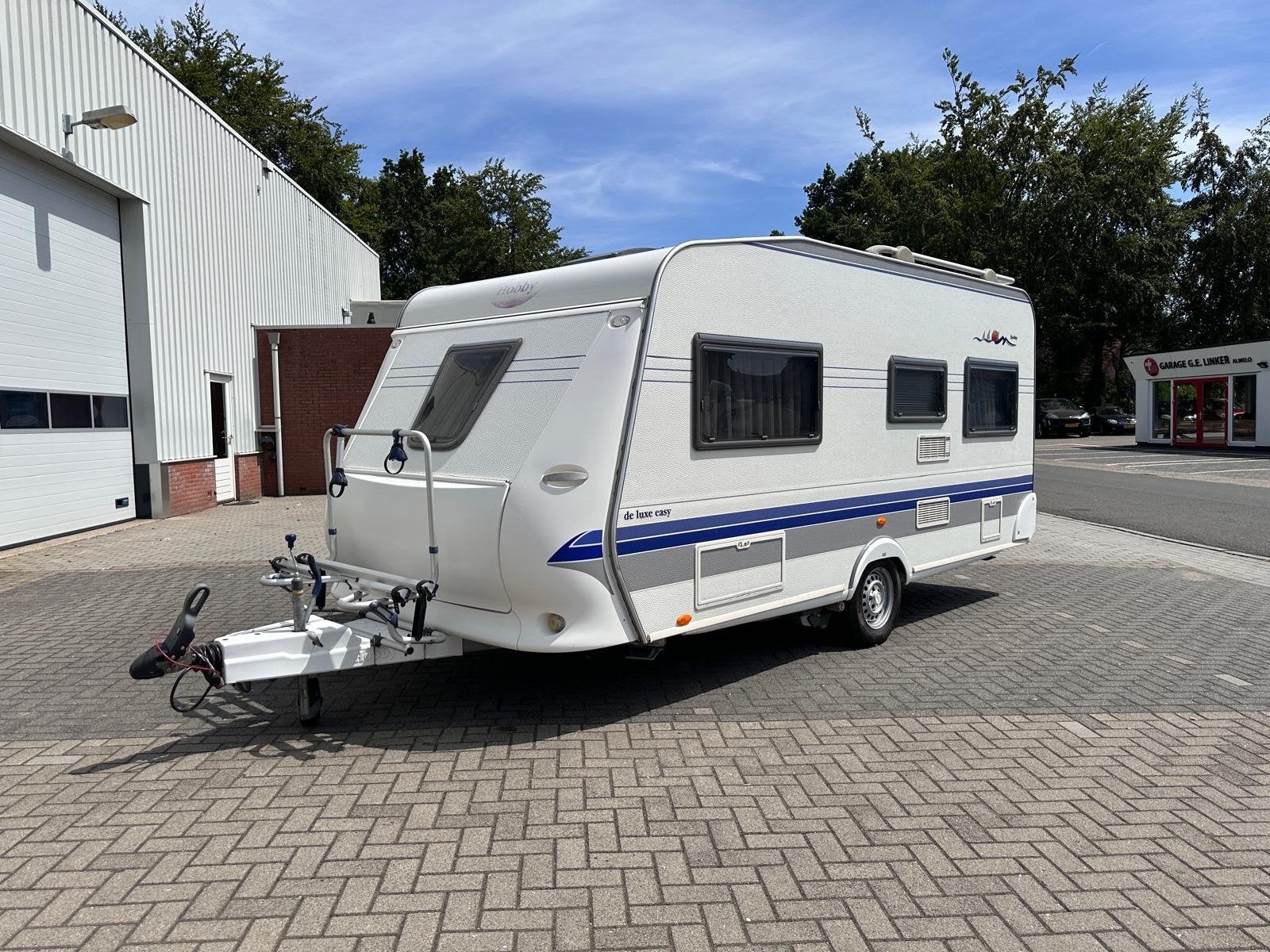 Hobby De Luxe Easy Caravan met Mover en Fietsenrek, Rondzit, Hobby, Frans bed, Koelkast