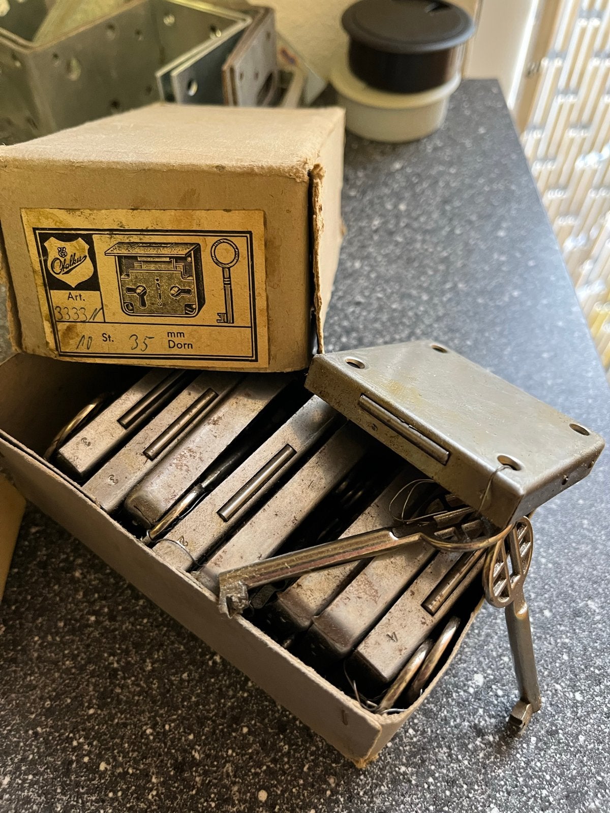 Doosje met 9 stuks kast slotjes met sleutel, Ophalen of Verzenden, Gebruikt, IJzer, Slot