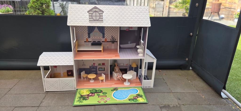 Groot Poppenhuis met Meubels en Zwembad - Zo Goed als Nieuw, Ophalen, Zo goed als nieuw, Poppenhuis