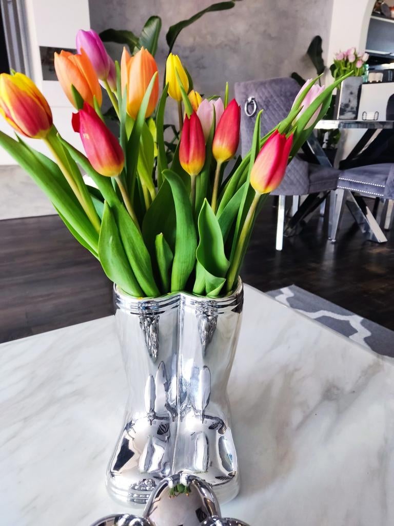Unieke zilverkleurige laarzenvaas met tulpen, Huis en Inrichting, Overige materialen, Overige kleuren, Ophalen of Verzenden, Zo goed als nieuw