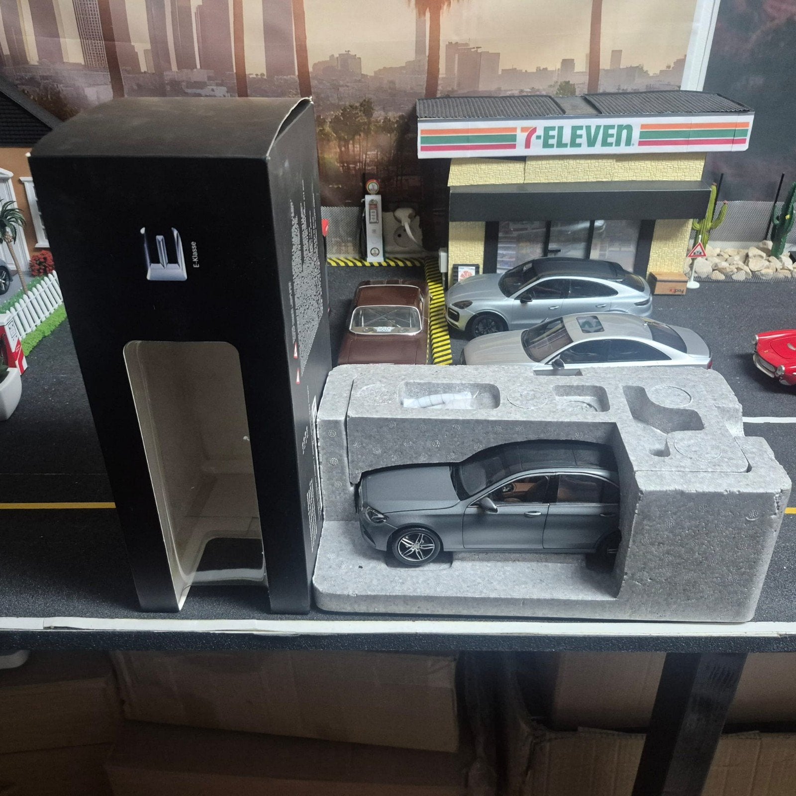 1:18 iScale Mercedes E-Klasse - Vitrinestaat in doos, Ophalen of Verzenden, Zo goed als nieuw, Auto, Overige merken