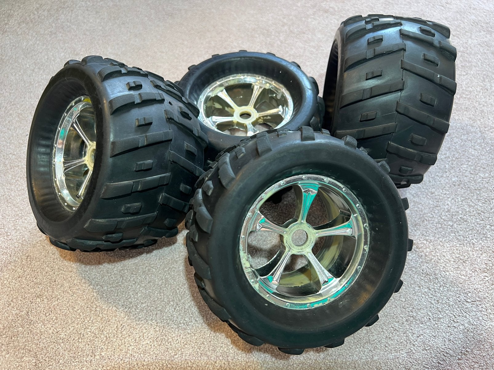 Bigfoot RC wielen  1/10  1/8 hex 17 mm banden, Ophalen of Verzenden, Zo goed als nieuw, Overige schalen, Onderdeel