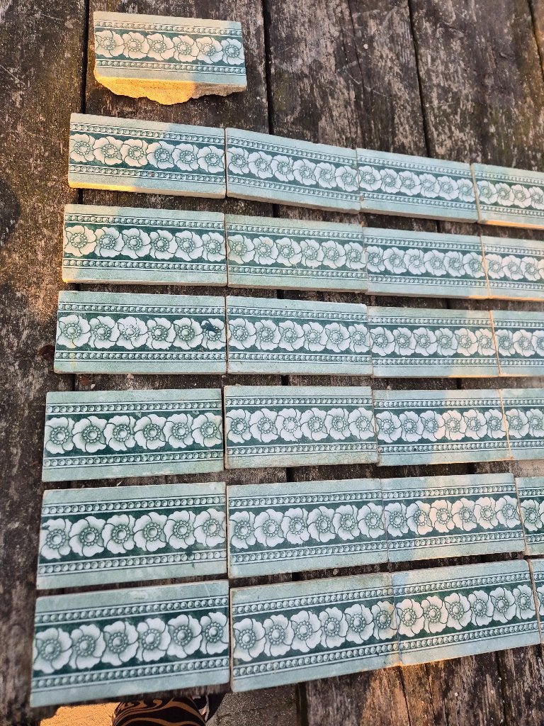 30 antieke randtegels 15x7,5 cm groen decor, Ophalen