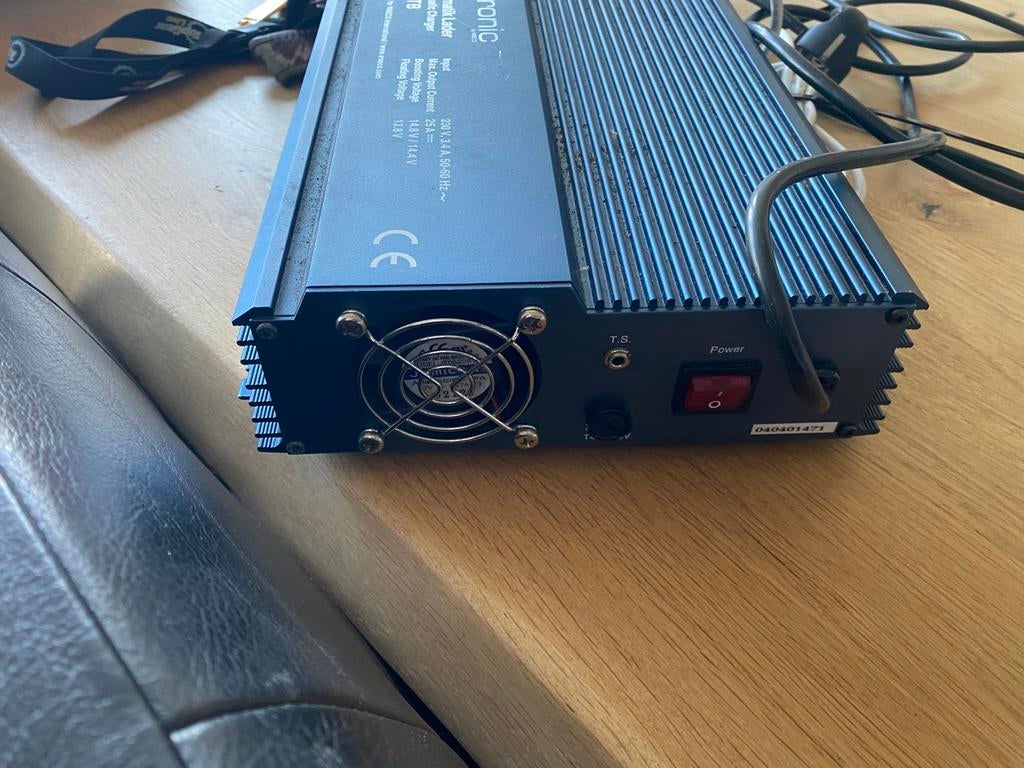 Mobitronic 12V Automatische Acculader Type 925-012TB, Ophalen of Verzenden, Gebruikt, Universele onderdelen