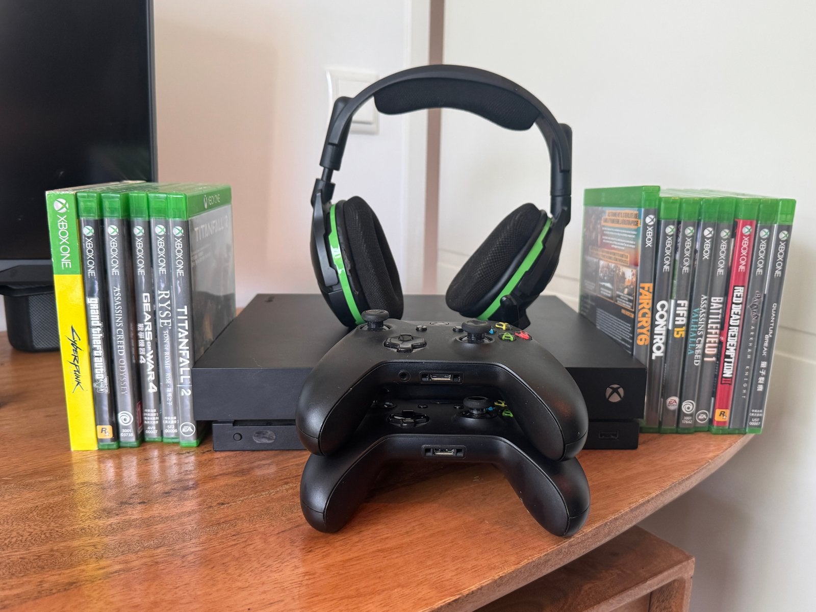 Xbox One X 1TB met veel games en accessoires, Met games, Met 2 controllers, Ophalen of Verzenden, Zo goed als nieuw