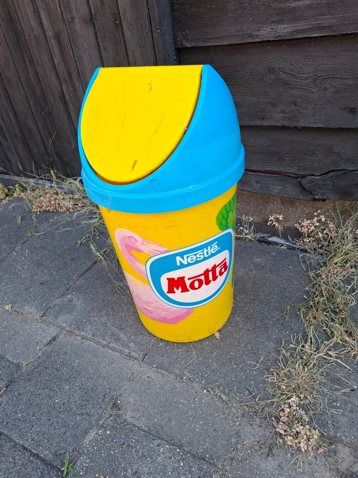 Gele prullenbak met blauwe deksel - Nestlé Motta, Ophalen, 50 – 75, Kunststof, Gebruikt